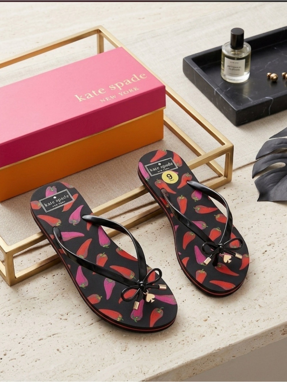 KATE SPADE NEW YORK WOMENS FRILL CHILL PEPPER FLIP FLOP SIZE 9